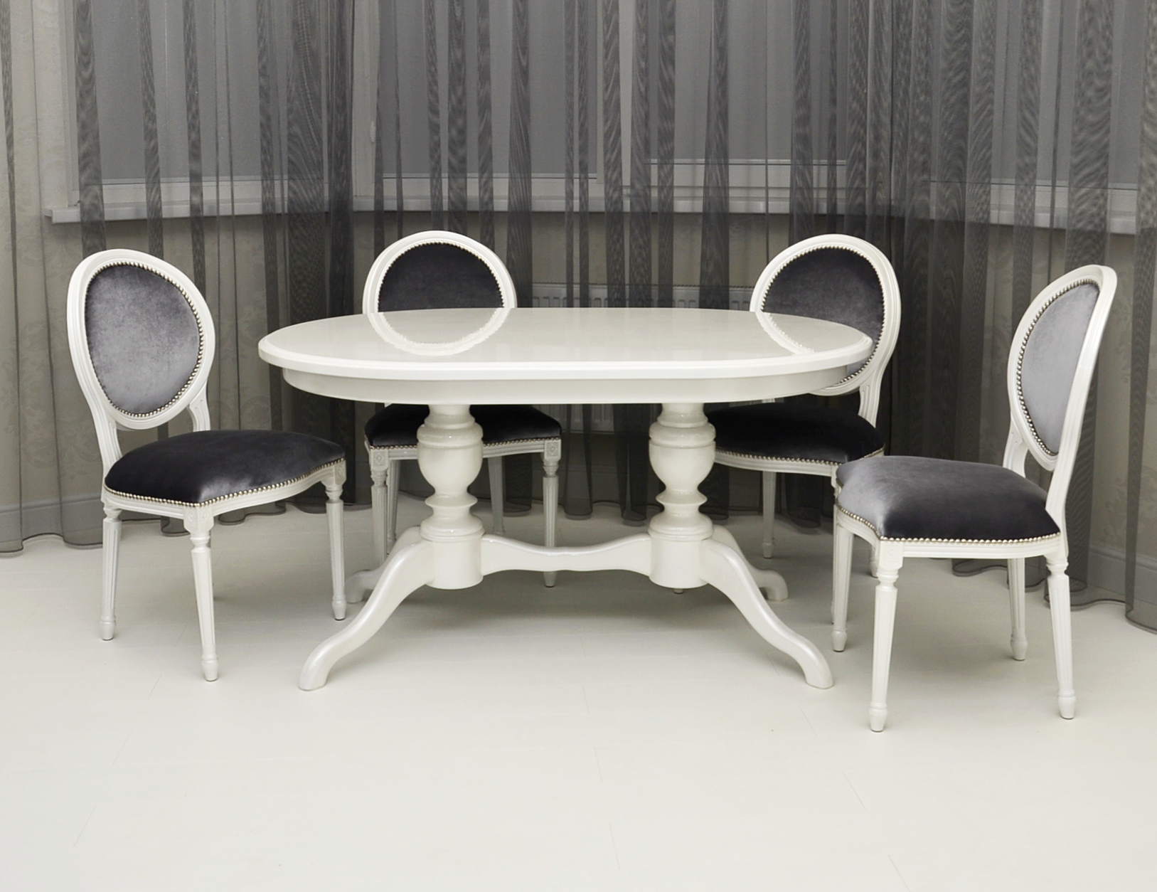Столы курганинск. Белая мебель фабрики Карпентер стол стулья. Столы и стулья для кухни. Столы и стулья классика. Стол и стулья в стиле Неоклассика для кухни.